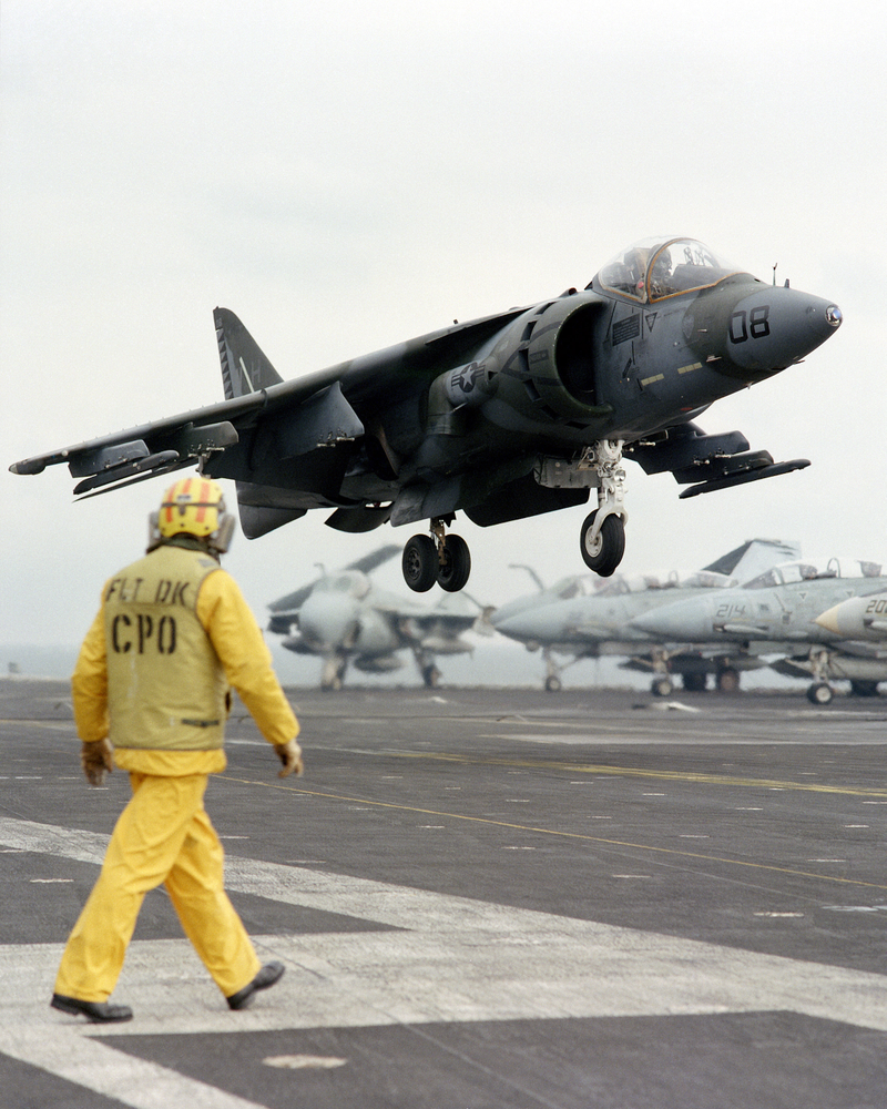 Illustration for article titled The Time When AV-8 Harriers Deployed Aboard A Fixed-Wing Navy Carrier Ā